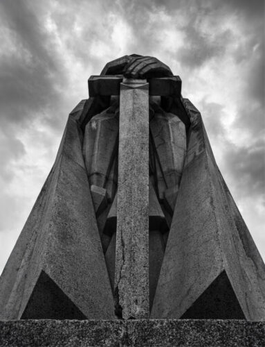 2° lugar | Concurso: Cementerio ILCE-6600 · 19mm · f/13 · 1/100s · ISO 125