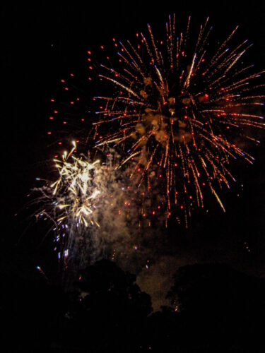 4° lugar | Concurso: Fuegos Artificiales COOLPIX S60 · 5mm · f/3.8 · 1/11s · ISO 400